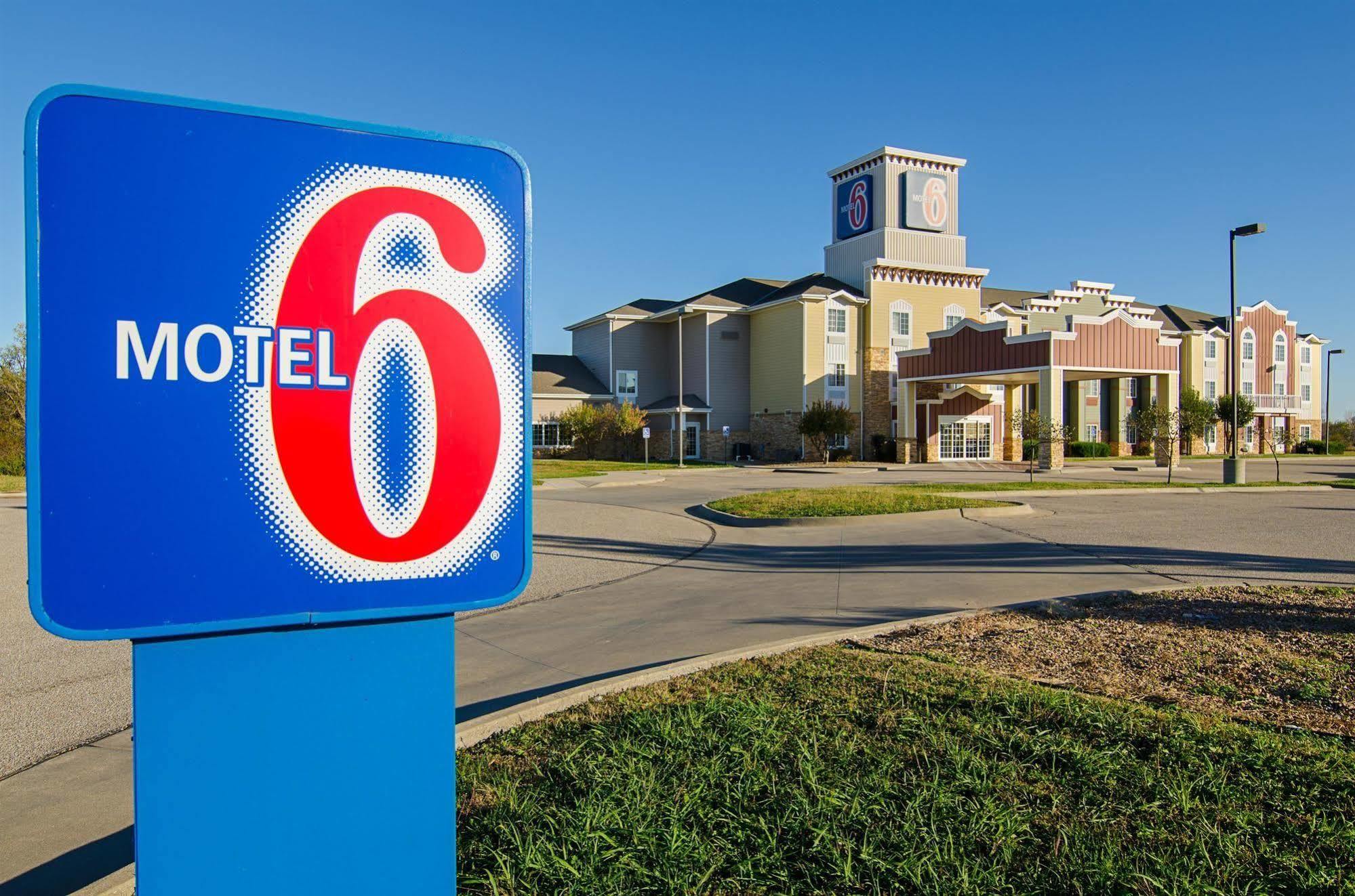 Motel 6-Valley Center, Ks Park City Exterior photo