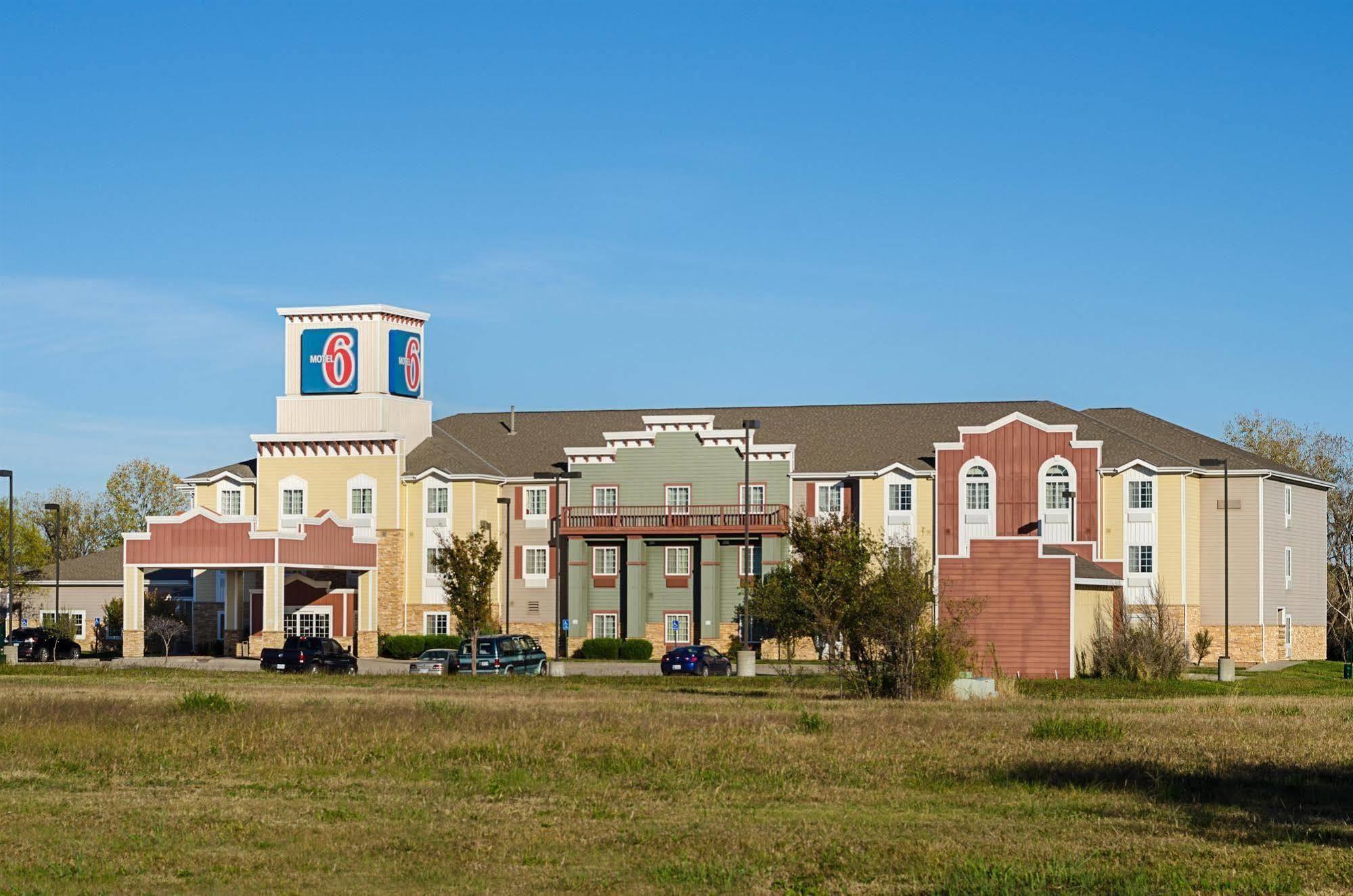 Motel 6-Valley Center, Ks Park City Exterior photo